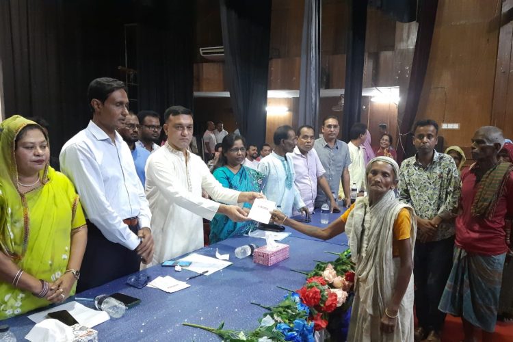 ৫ হাজার নাগরিকের মাঝে বয়স্কভাতার কার্ড বিতরণ করলেন মসিক মেয়র টিটু