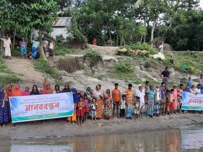 ঈশ্বরগঞ্জে ড্রেজার মেশিনে ব্রহ্মপুত্র নদ খননঃ ভাঙন রোধে স্থানীয়দের মানববন্ধন