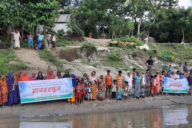 ঈশ্বরগঞ্জে ড্রেজার মেশিনে ব্রহ্মপুত্র নদ খননঃ ভাঙন রোধে স্থানীয়দের মানববন্ধন