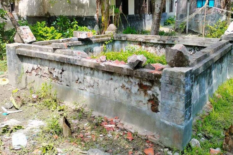 পৈত্রিক সম্পত্তি ভাগাভাগি নিয়ে বাবার কবর ভাঙচুর করলেন ছেলে