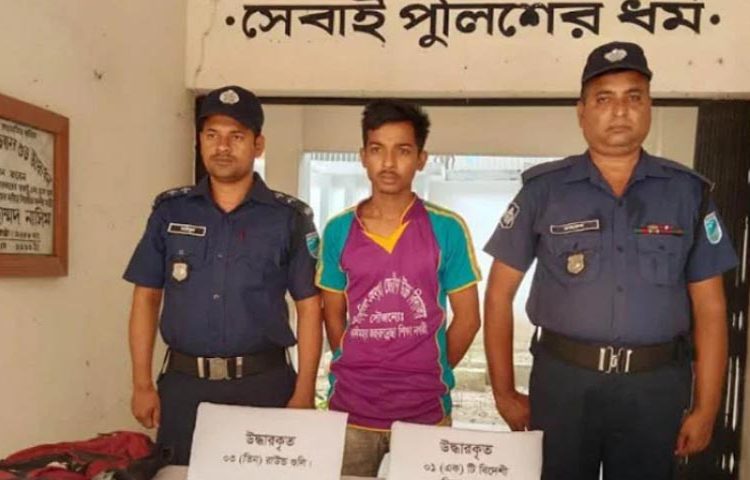 রিভলবার ও তিন রাউন্ড গুলিসহ এসএসসি পরীক্ষার্থীসহ গ্রেফতার ২