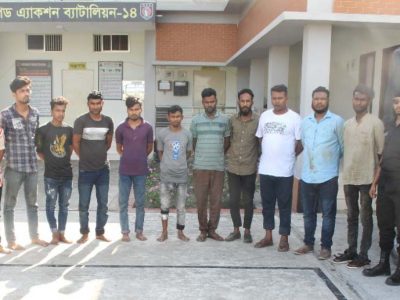 ময়মনসিংহে র‌্যাব-১৪-এর হাতে দেশ পিস্তল এবং দেশী অস্ত্রসহ গ্রেফতার ১২