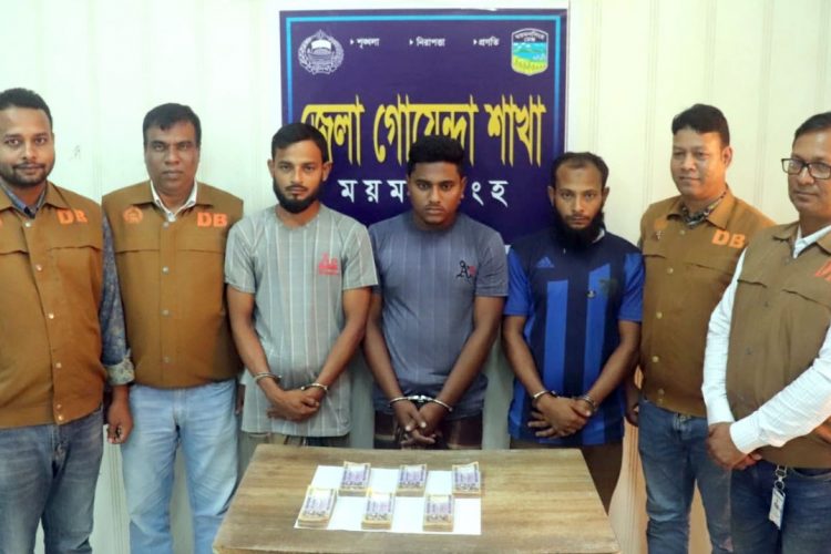 ব্যবসায়ীকে কুপিয়ে ১৮ লাখ টাকা ছিনিয়ে নেয়ার ঘটনায় তিন ছিনতাইকারী গ্রেপ্তার