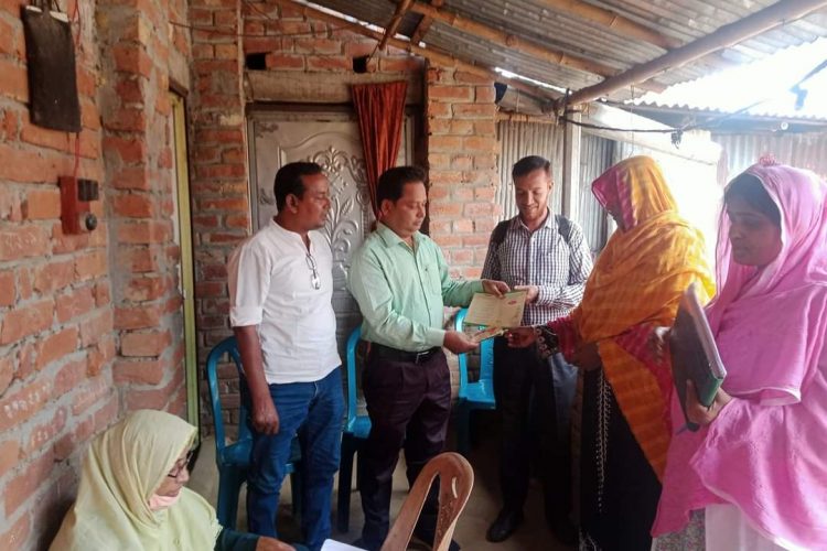 বগুড়ায় টিএমএসএসের অসুস্থ সদস্যের মধ্যে নগদ অর্থ বিতরণ