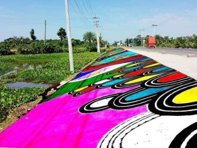 গফরগাঁওয়ে রাস্তার পাশে লোকজ চিত্রকর্ম,