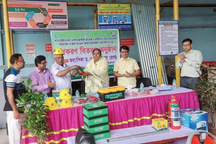 বগুড়ায় টিএমএসএসের অটোমোবাইল উদ্যোক্তার মধ্যে উপকরণ বিতরণ