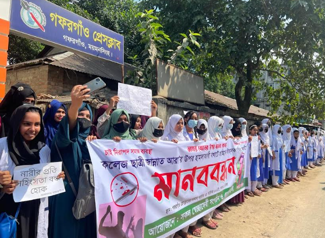 শিক্ষার্থীকে ক্ষুরের আঘাতে ক্ষতবিক্ষত ঘটনায়, বিচারের দাবিতে মানববন্ধন