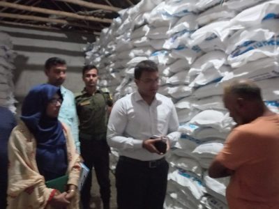 ফুলবাড়ীয়ায় অবৈধ ভাবে মজুদ করার দায়ে ৩২৭ বস্তা চিনি জব্দ
