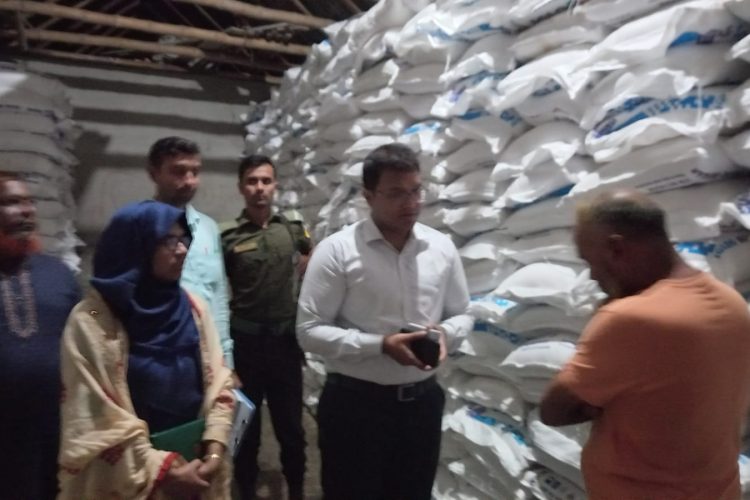 ফুলবাড়ীয়ায় অবৈধ ভাবে মজুদ করার দায়ে ৩২৭ বস্তা চিনি জব্দ