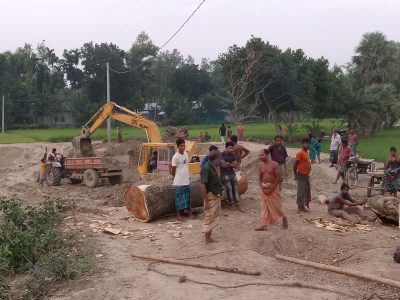 ফুলবাড়ীয়ায় সড়ক উপরে ফেলে পুকুর খনন !