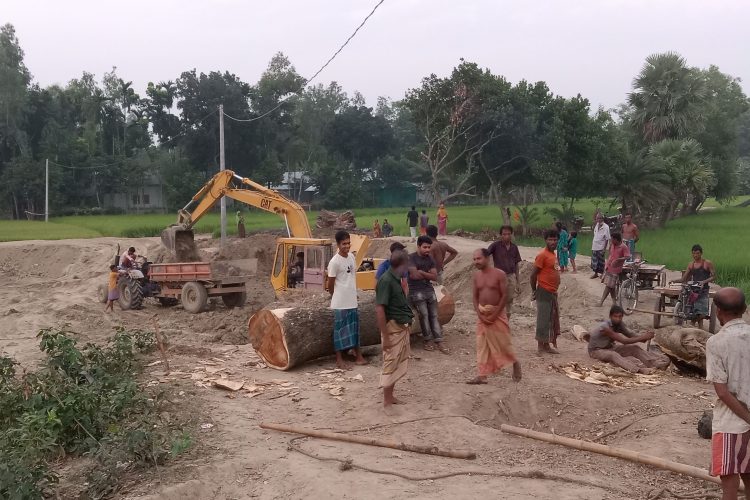 ফুলবাড়ীয়ায় সড়ক উপরে ফেলে পুকুর খনন !