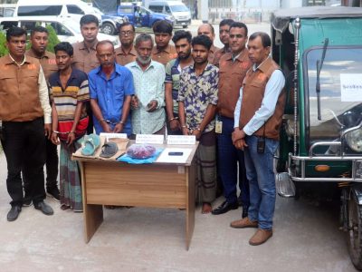 চালক হত্যা করে অটোরিক্সা ছিনতাইয়ের ঘটনায় গ্রেফতার ৫ঃ ছিনতাইকৃত অটোরিক্সা ও মোবাইল উদ্ধার