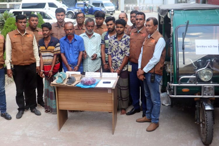 চালক হত্যা করে অটোরিক্সা ছিনতাইয়ের ঘটনায় গ্রেফতার ৫ঃ ছিনতাইকৃত অটোরিক্সা ও মোবাইল উদ্ধার