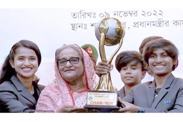সাফজয়ী প্রত্যেক নারী খেলোয়াড়কে ৫ লাখ টাকা করে দিলেন -প্রধানমন্ত্রী