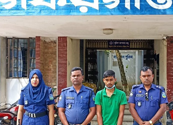 প্রেমের প্রস্তাবে রাজি না হওয়ায় ছাত্রীকে ছুরিকাঘাত ঘটনার মূল হোতা গ্রেফতার
