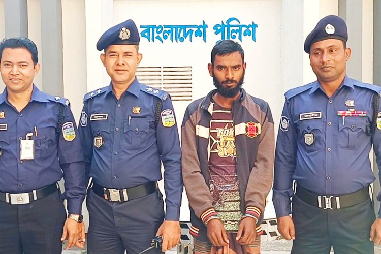 গাঙ্গিনারপাড় হকার্স মার্কেটে পেট্রোল ঢেলে আগুন দেয়ায় সাবেক কর্মচারী গ্রেফতার