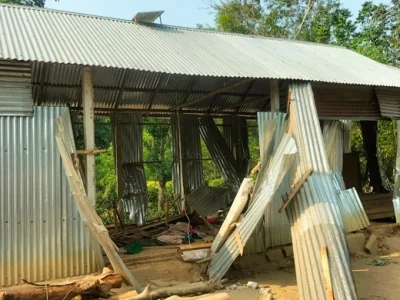 ময়মনসিংহের ধোবাউড়ায় বন্য হাতির তাণ্ডবঃ ৪০ ঘরবাড়ি ভাংচুর