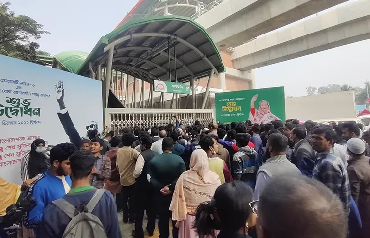 স্বপ্নের মেট্রোরেলে যাত্রী পরিবহন শুরুঃ ১২টা বাজতেই ট্রেন চলাচল বন্ধ