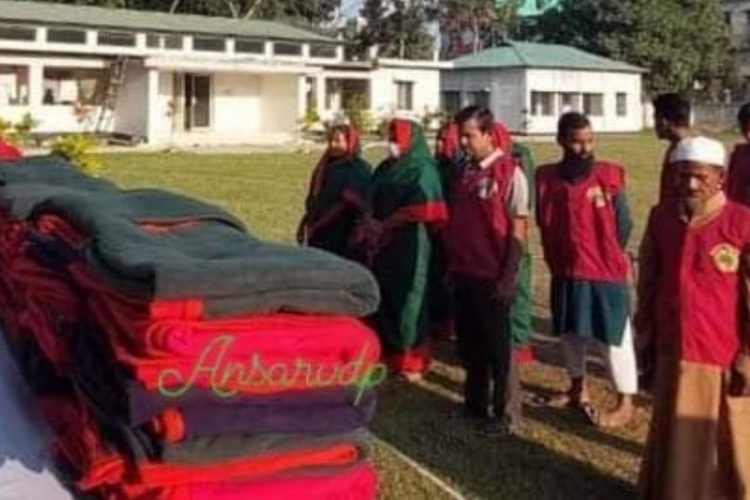 গোপালগঞ্জে আনসার ভিডিপি সদস্যদের মধ্যে শীত বস্ত্র বিতরণ