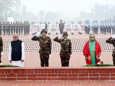জাতীয় স্মৃতিসৌধে বীর শহীদদের ফুল দিয়ে শ্রদ্ধা নিবেদন করেছেন রাষ্ট্রপতি  ও প্রধানমন্ত্রী