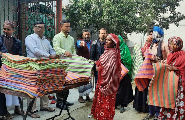 পাবনায় বীর মুক্তিযোদ্ধা আব্দুস সোবহান খান ফাউন্ডেশন এর উদ্যোগে শীত বস্ত্র বিতরণ