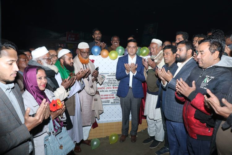 মসিকের নৌকাকৃতি আধুনিক এলইডি বাতি উদ্বোধন করলেন মেয়র টিটু