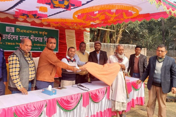 দিনাজপুর ও চাঁপাইনবাবগঞ্জে টিএমএসএসের শীতবস্ত্র কম্বল বিতরণ