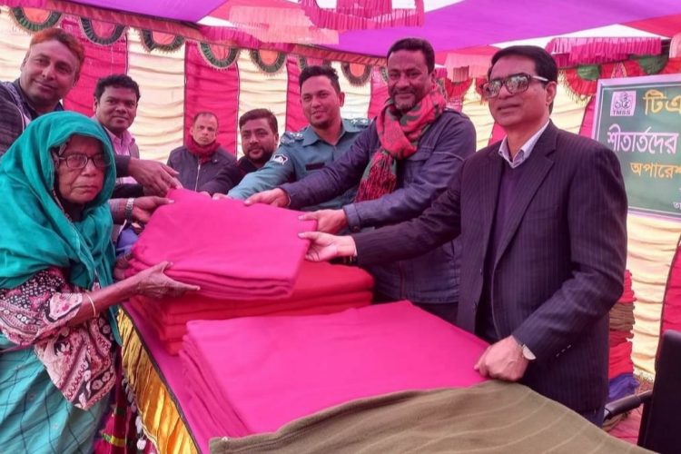রংপুর মর্ডানে টিএমএসএসের উদ্যোগে শীতবস্ত্র বিতরণ