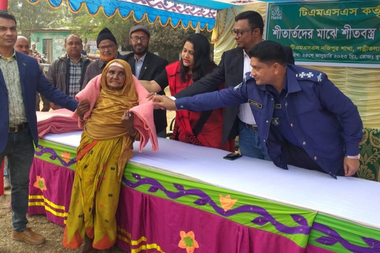 নওগাঁ জেলায় টিএমএসএসের শীতবস্ত্র বিতরণ