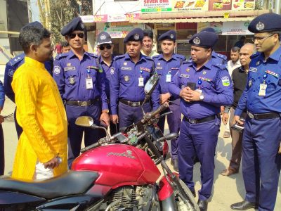 ময়মনসিংহে হেলমেটবিহীন মোটরসাইকেল চালকদের সতর্ক করতে মাসব্যাসী সচেতন কার্যক্রম
