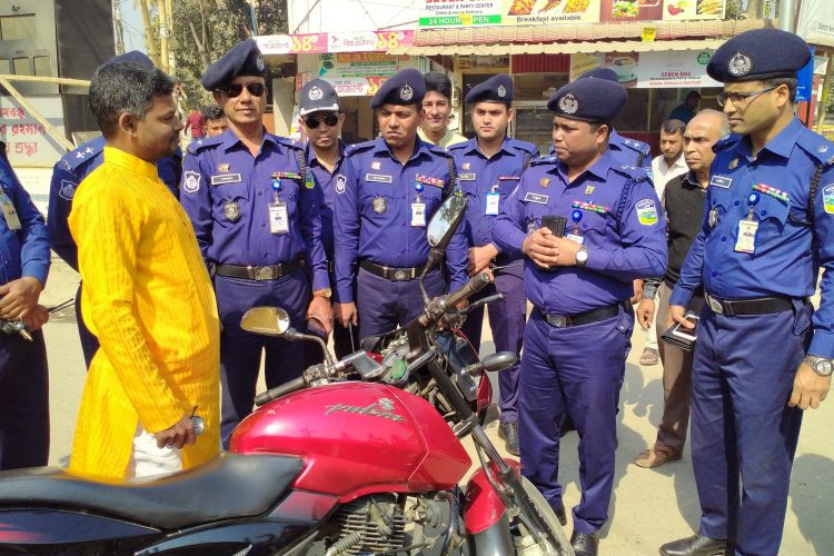 ময়মনসিংহে হেলমেটবিহীন মোটরসাইকেল চালকদের সতর্ক করতে মাসব্যাসী সচেতন কার্যক্রম