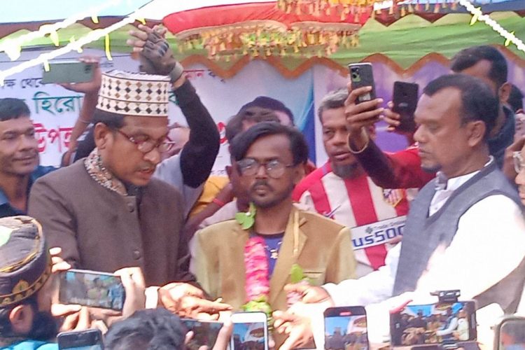 উপহারের গাড়ি গ্রহণ করলেন হিরো আলমঃ গাড়িটি এম্বুেলন্স হিসেবে ব্যবহার করবেন