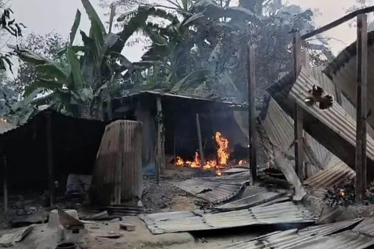 গৌরীপুরে বিদ্যুতের খুঁটি স্থাপন নিয়ে প্রতিপক্ষের হামলায়  নিহত ১ঃ অগ্নিসংযোগে অন্তত ২০টি ঘর পুড়ে ছাই