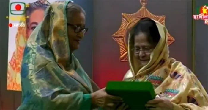 ৯জন বিশিষ্ট ব্যক্তি ও এক প্রতিষ্ঠানকে স্বাধীনতা পুরস্কার তুলে দিলেন প্রধানমন্ত্রী