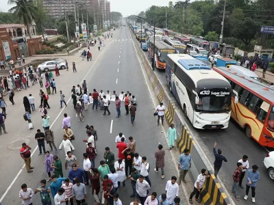 সাংবাদিক শামসুজ্জামান শামসের নিঃশর্ত মুক্তিসহ ৩ দফা দাবিতে ঢাকা-আরিচা মহাসড়ক অবরোধ