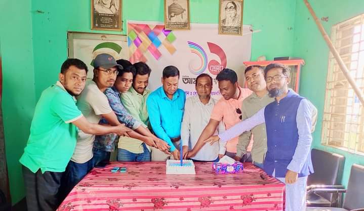 ধোবাউড়ায় কেক কেটে দৈনিক আমার সংবাদ পত্রিকার ১১ তম প্রতিষ্ঠাবার্ষিকী উদযাপন