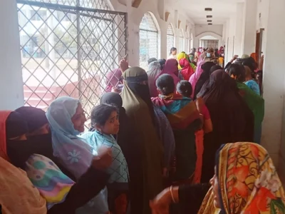 ময়মনসিংহের হালুয়াঘাট পৌরসভা নির্বাচনে ইভিএমে ভোটগ্রহণ চলছে