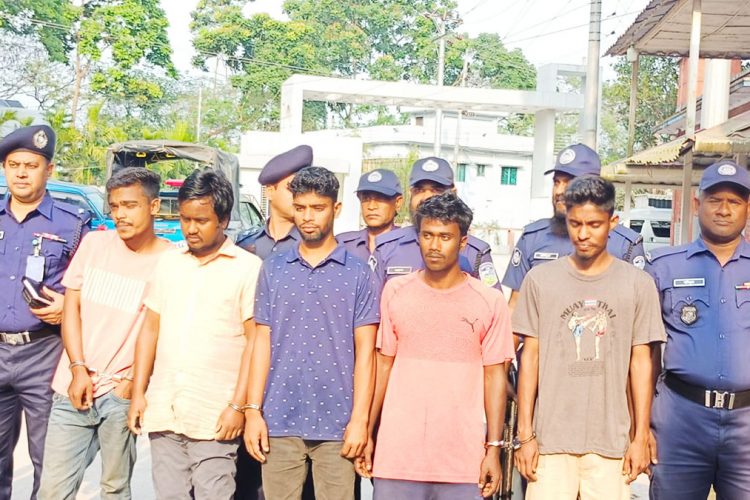 হালুয়াঘাটে অস্ত্রের মুখে ব্যবসায়ীর ১২ লাখ টাকা লুটের ঘটনায় ৫ ডাকাত গ্রেপ্তার