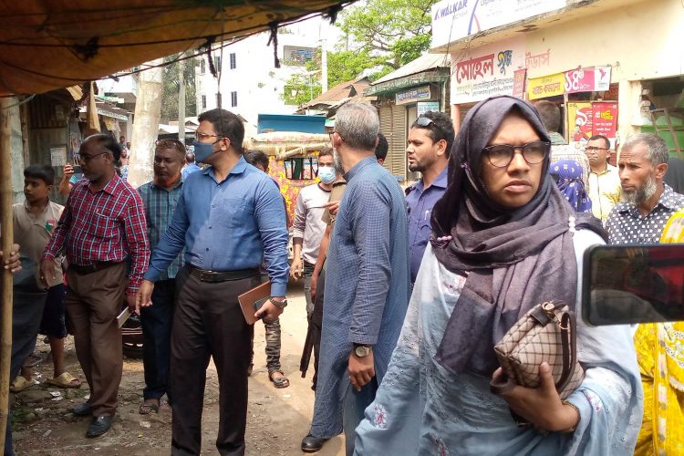 ফুলবাড়ীয়ায়  ফুটপাত দখলমুক্ত অভিযান ভ্রাম্যমান আদালতের