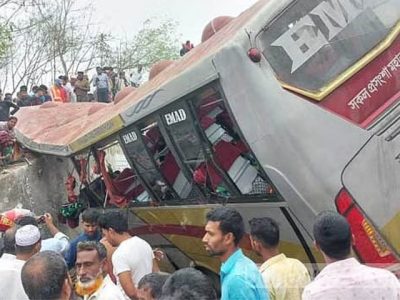 মাদারীপুরে  বাস নিয়ন্ত্রণ হারিয়ে খাদে পড়ে  নিহত  ১৭