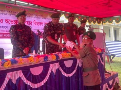 মুজিবনগরে গার্ড অব অনার প্রদানকারী আনসারদের শুভেচ্ছা উপহার প্রদান