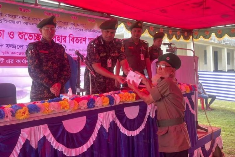 মুজিবনগরে গার্ড অব অনার প্রদানকারী আনসারদের শুভেচ্ছা উপহার প্রদান