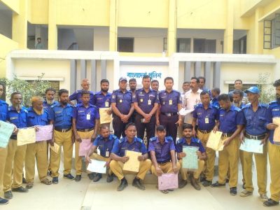 গ্রাম পুলিশের মাঝে ঈদ উপহার পাঞ্জাবি বিতরণ করলেন  কোতোয়ালী ওসি