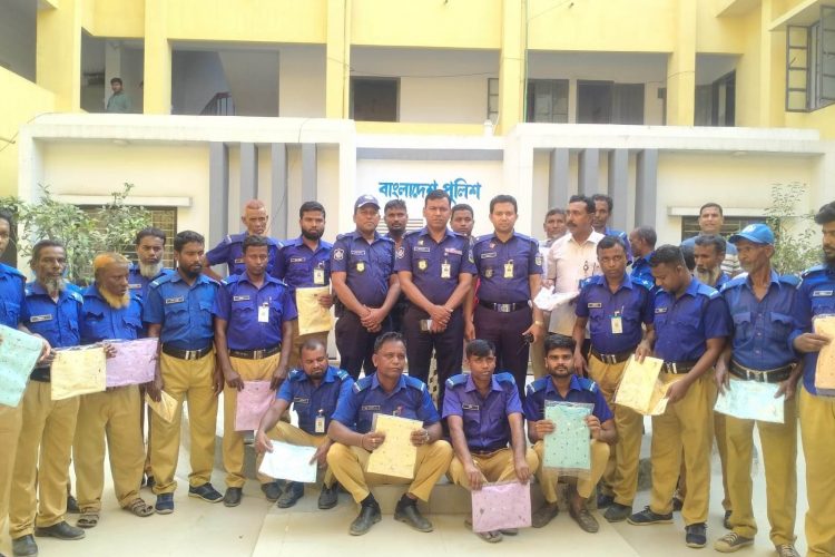গ্রাম পুলিশের মাঝে ঈদ উপহার পাঞ্জাবি বিতরণ করলেন  কোতোয়ালী ওসি