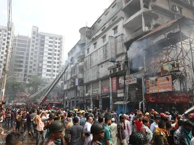 দীর্ঘ সাড়ে ৬ ঘণ্টা পর বঙ্গবাজার মার্কেটের ভয়াবহ আগুন নিয়ন্ত্রণে