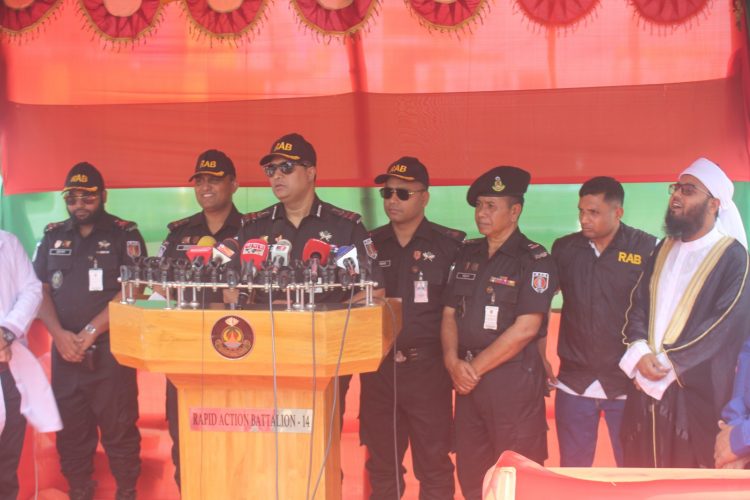 ঈদে ঘরমুখো মানুষের সেবায়  র‌্যাব সাপোর্ট সেন্টার উদ্বোধন