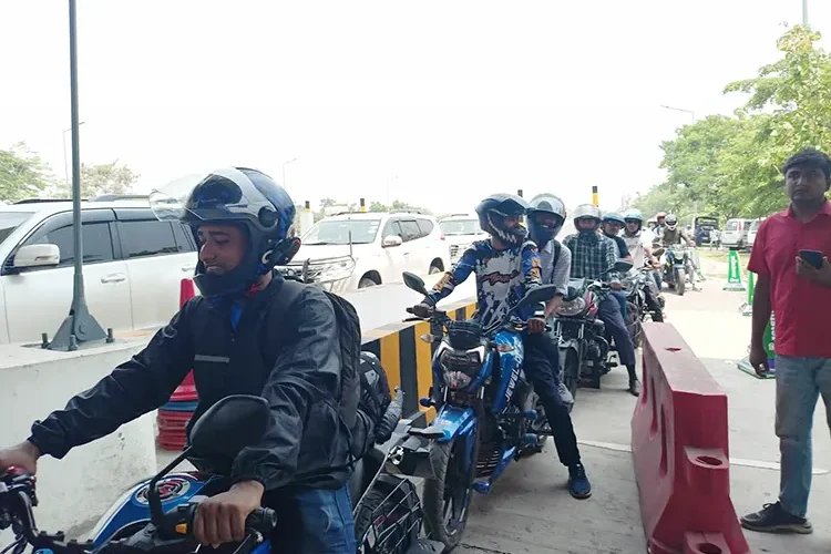 মোটরসাইকেলে পদ্মাসেতু পাড়ি দেয়ায় আনন্দিত সাধারণ মানুষ