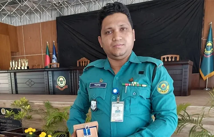 মানবিক পুলিশ হিসেবে খ্যাত শওকতের চাকরিচ্যুতির ব্যাখ্যা দিলেন সিএমপি