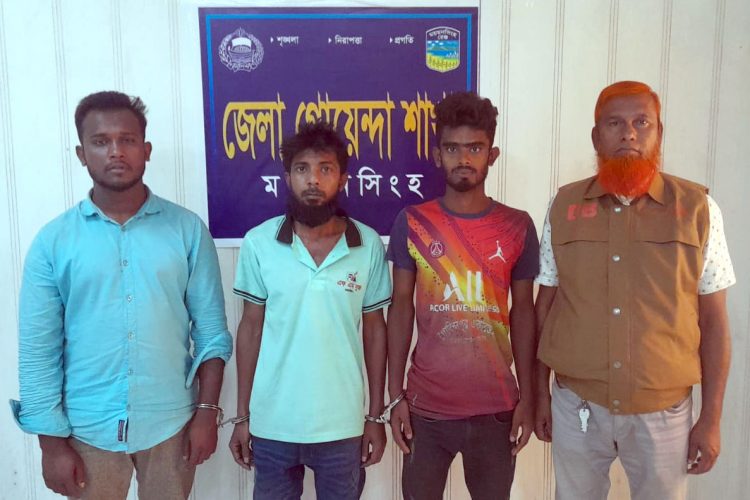 ময়মনসিংহে ৩০ বস্তা ভারতীয় চিনি নিয়ে ছাত্রলীগ নেতাসহ গ্রেফতার ৩