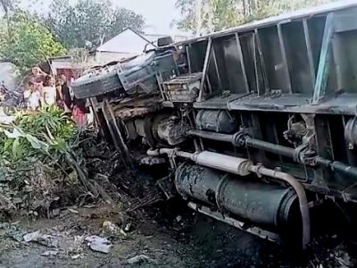 নিয়ন্ত্রণ হারিয়ে বসতঘরে কাভার্ডভ্যানঃ ঘুমিয়ে থাকা মা ও মেয়ের মৃত্যু